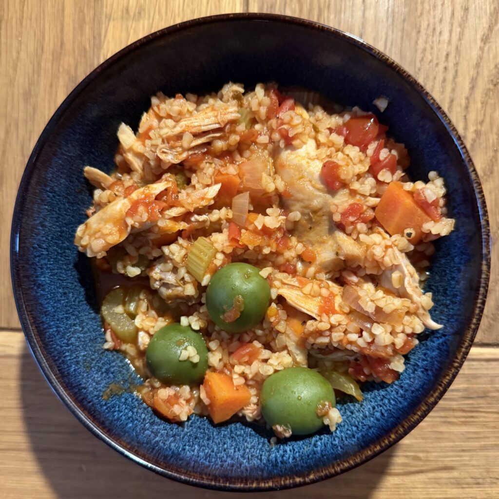 Herzhaftes Kaninchenragout im italienischen Stil mit Tomate und Oliven