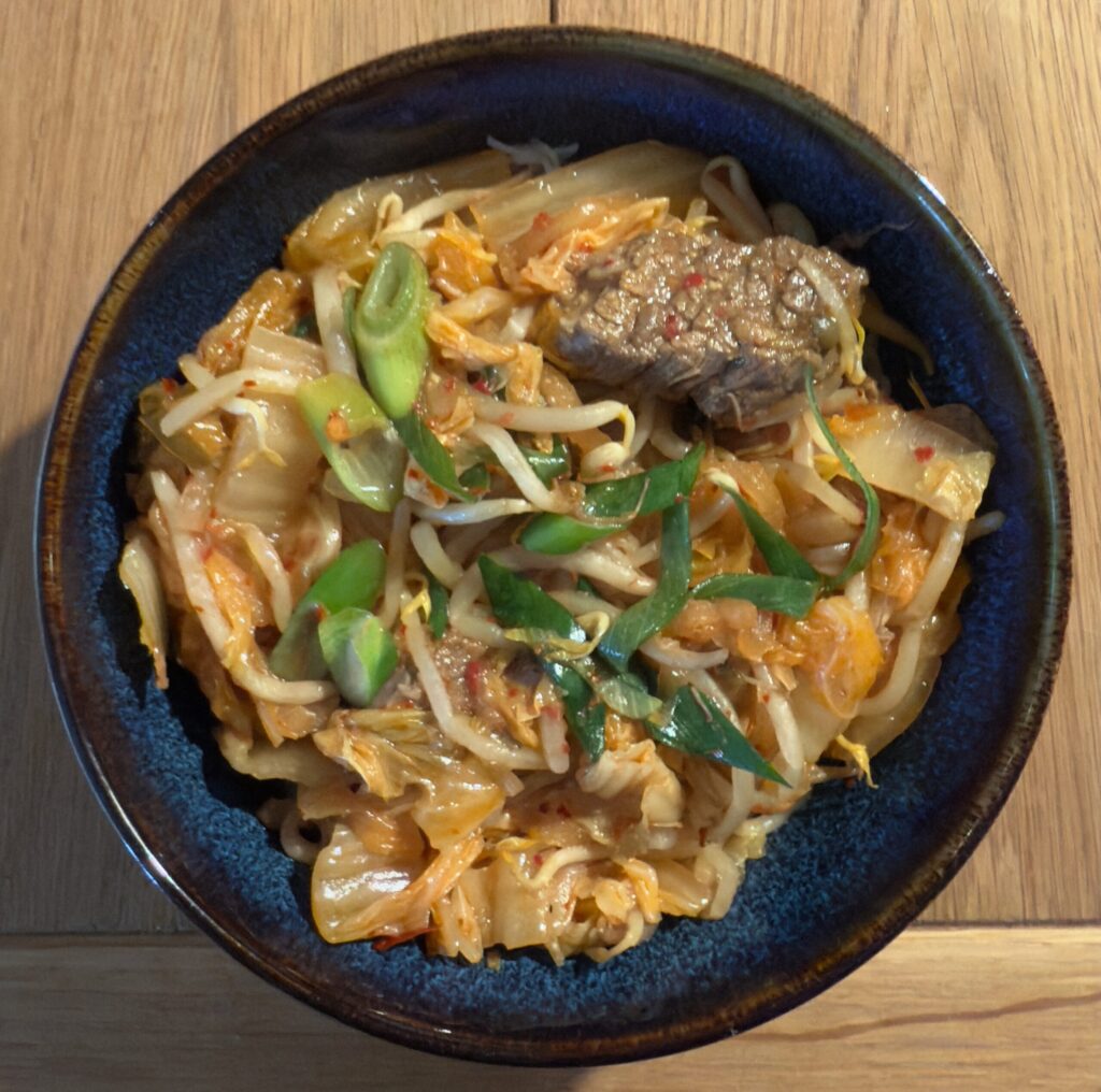 Das Gericht in einer kleinen blauen Keramikschüssel